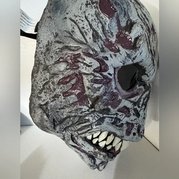 Spirit Halloween Anti Motion Creepy‎ Skull Mask - Picture 5 of 12